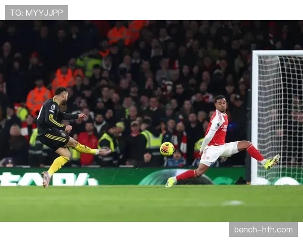 曼联更衣室矛盾再度曝光,稳定性面临考验,对赛季走势形成制约 曼联更衣室矛盾再度曝光,稳定性面临考验,对赛季走势形成制约