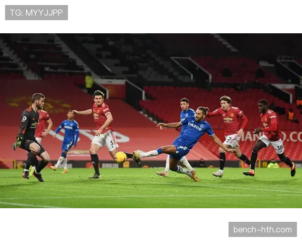 曼联争冠困境:阵容战术转型未完成,阶段性波动对赛季目标形成考验 曼联争冠困境:阵容战术转型未完成,阶段性波动对赛季目标形成考验